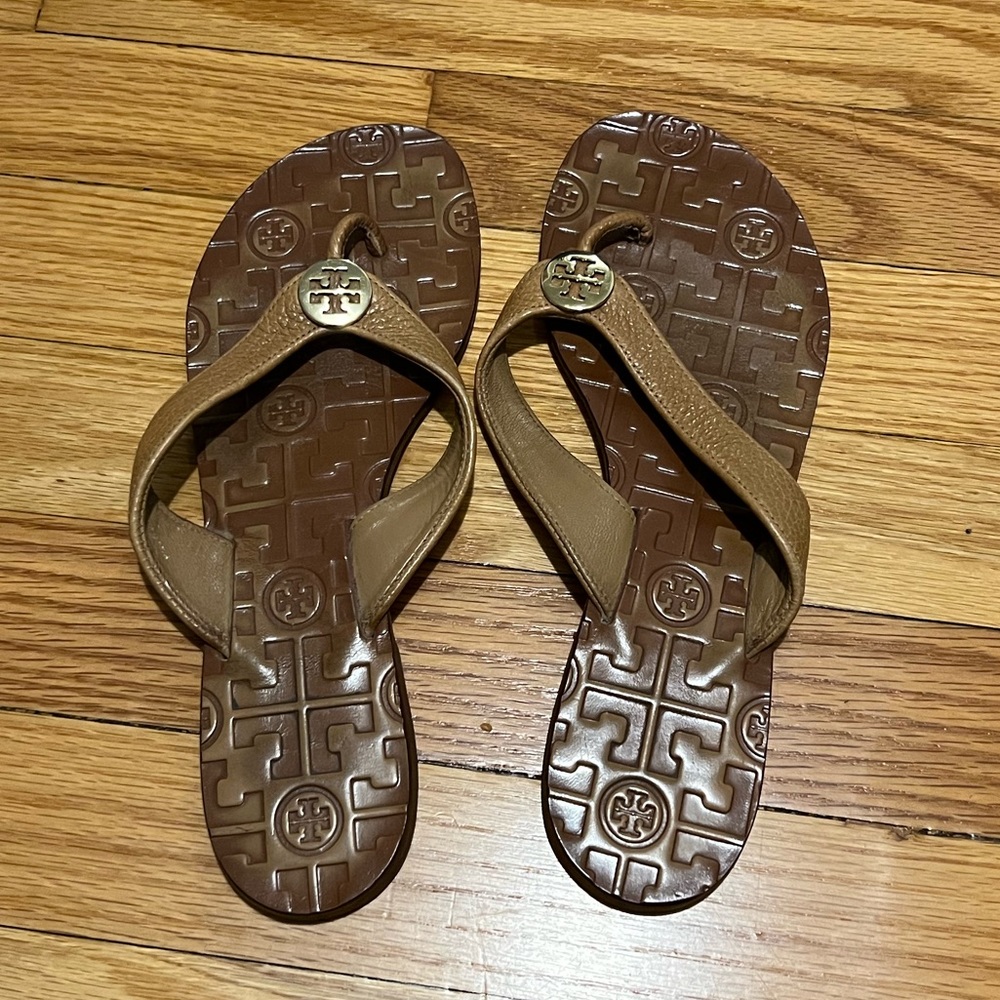 Tory Burch Thora flip flop sandal in tan leather - size 7